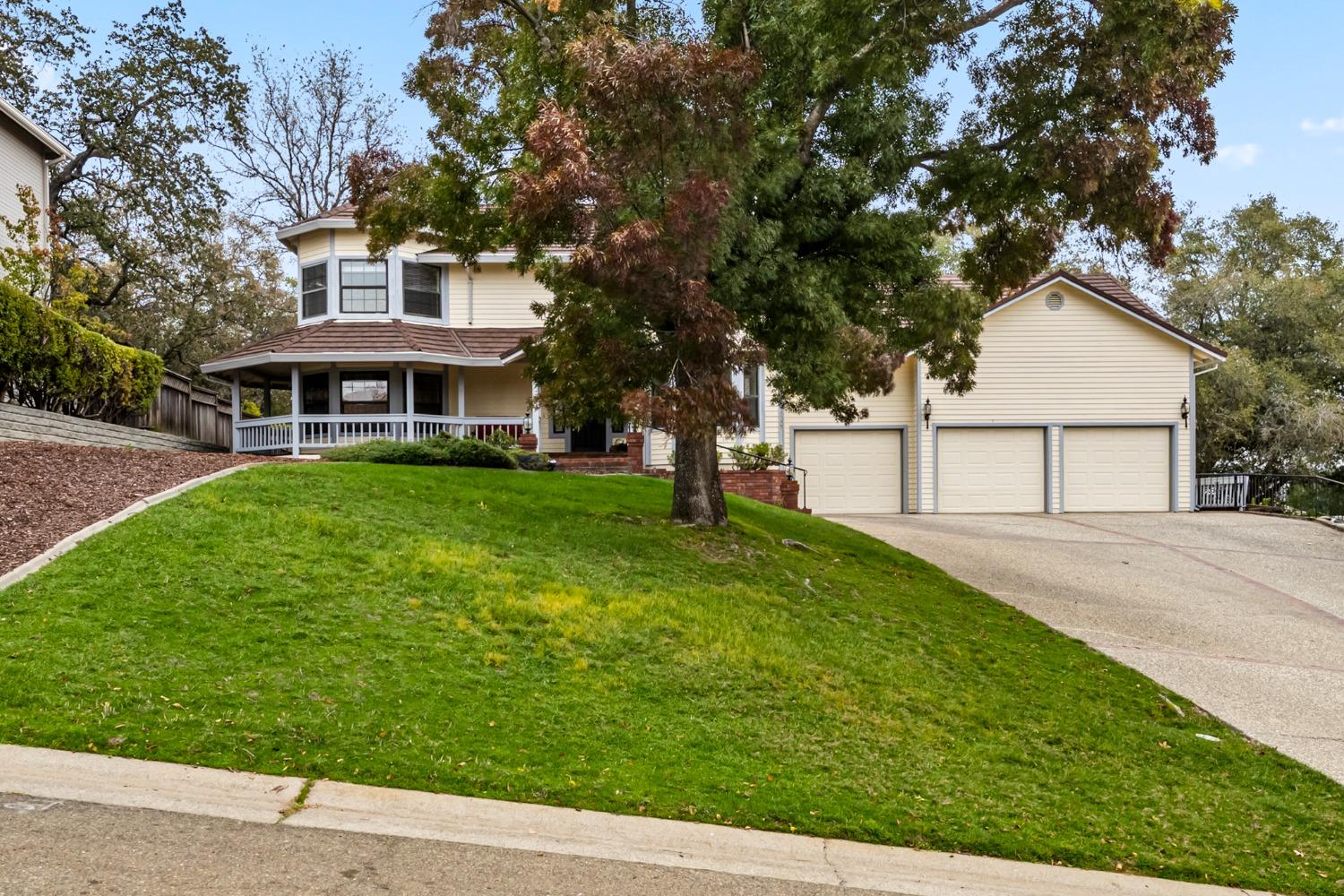 a view of house with a yard