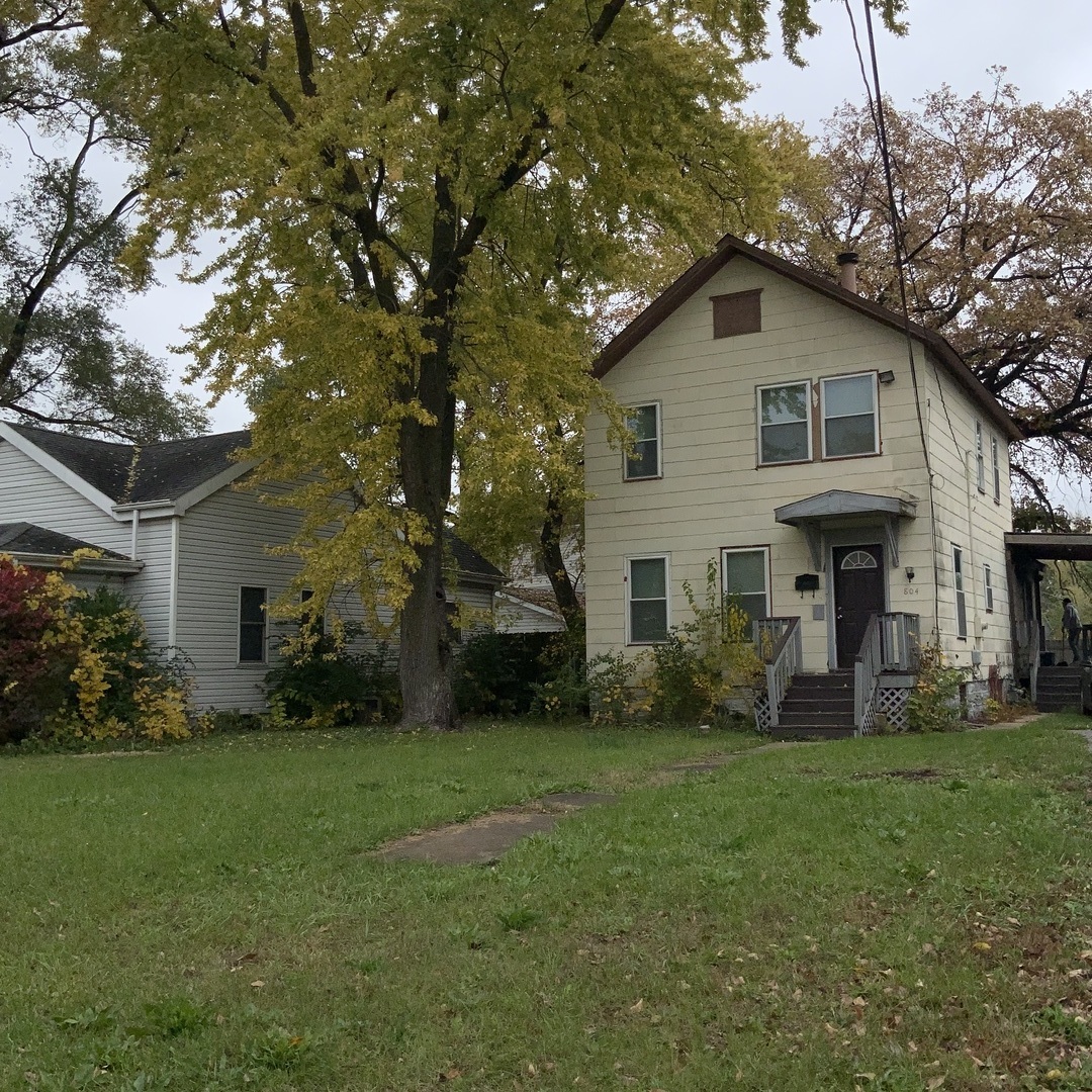 a view of a yard in front of house