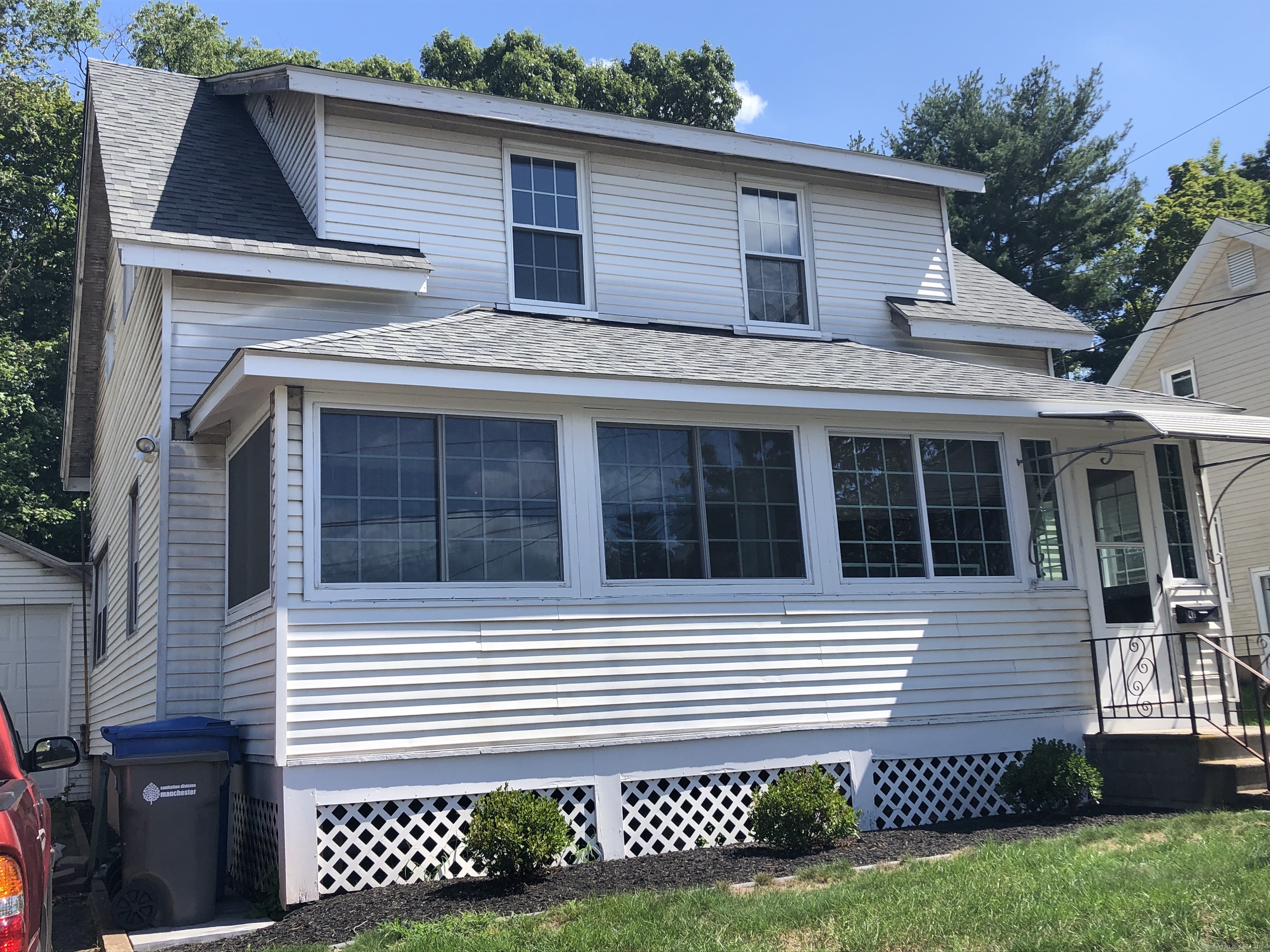 a view of a house with a yard