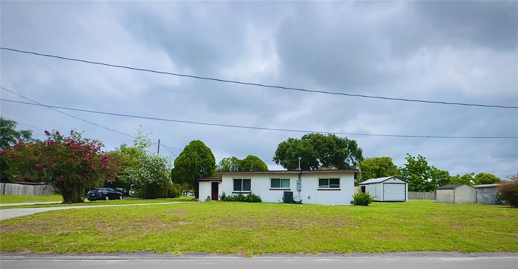 a view of a house with a yard