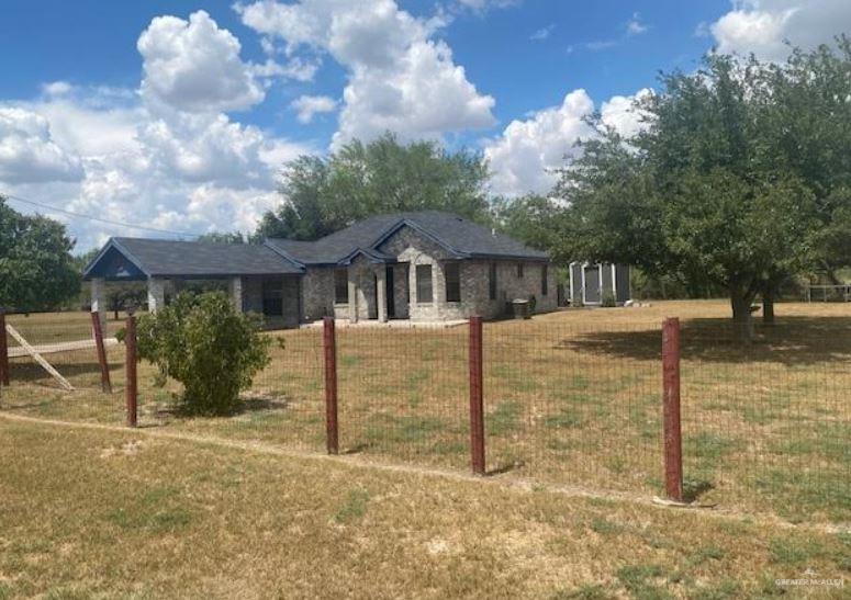 a view of a house with backyard