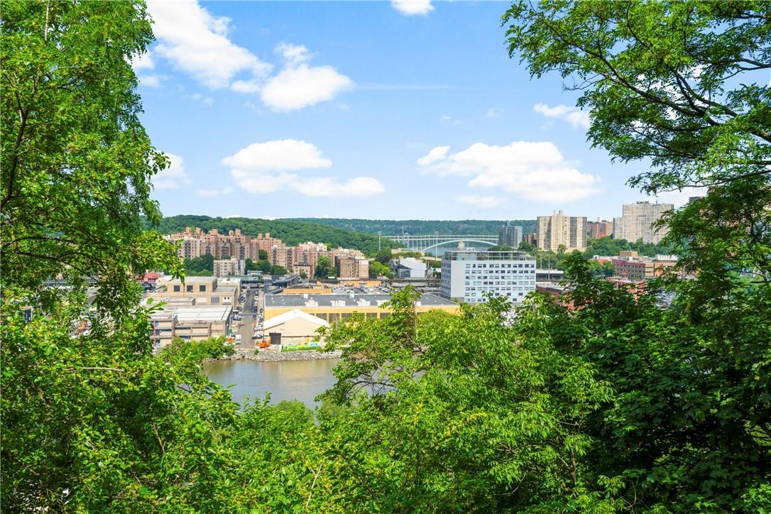 Welcome to High View Towers! Harlem River views from almost every room!