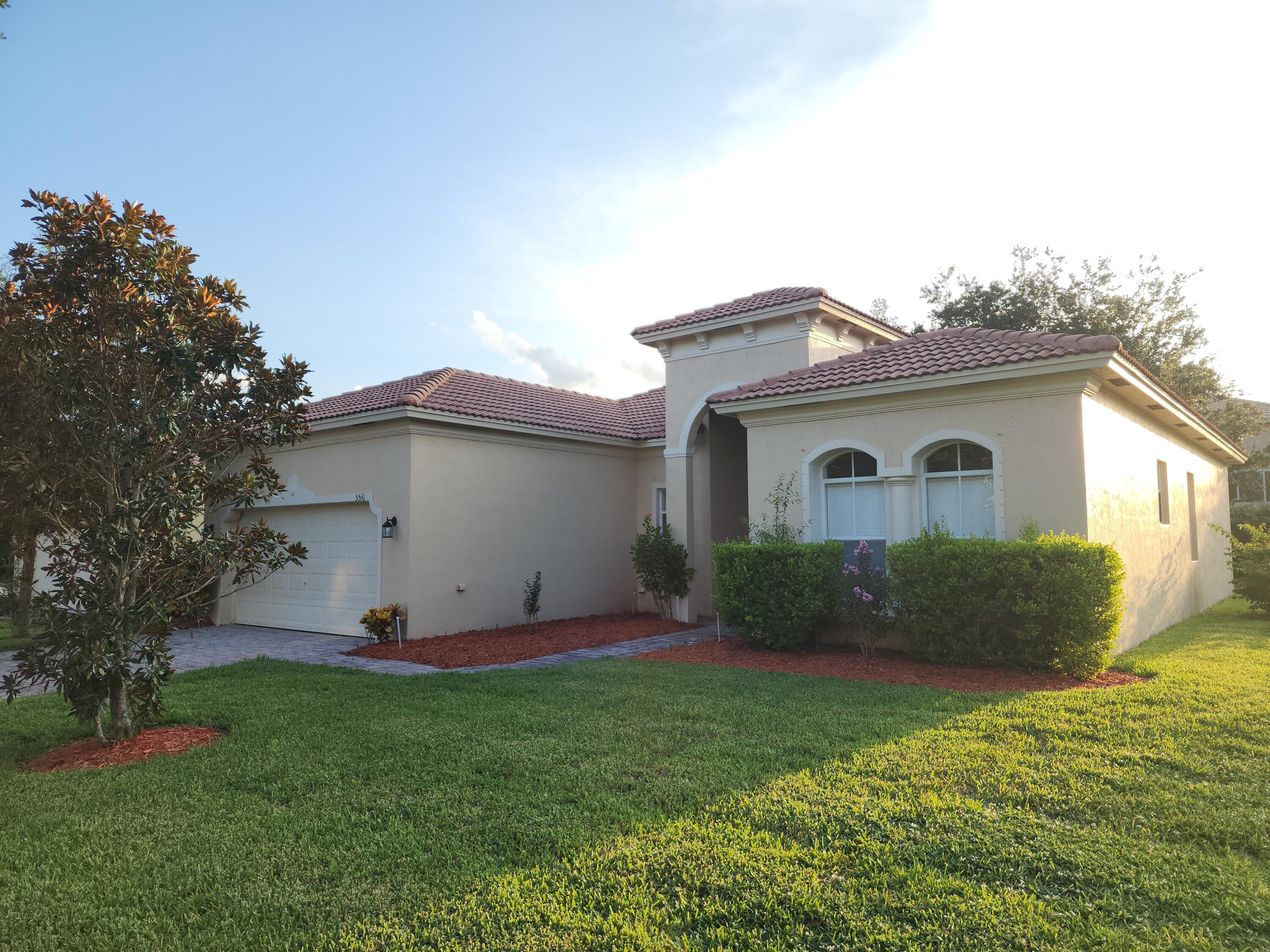 a view of a house with backyard