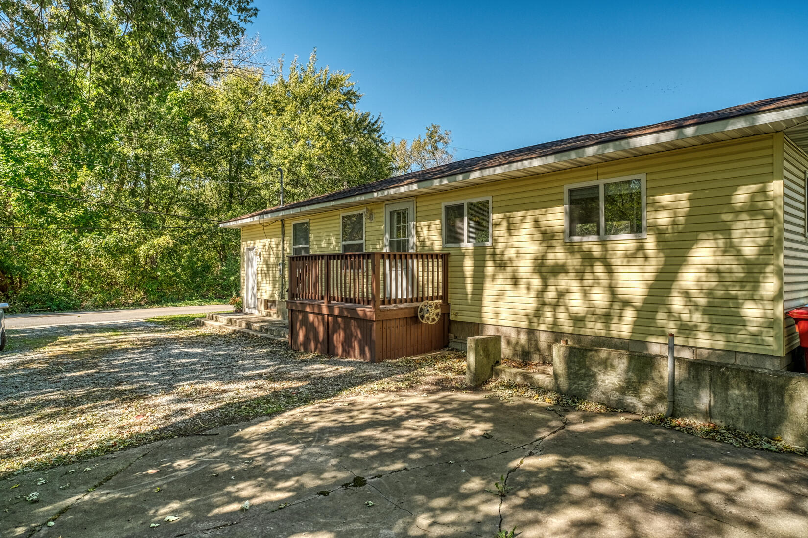 a view of a house with backyard