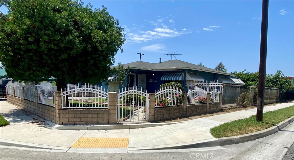 a front view of house with yard and entertaining space