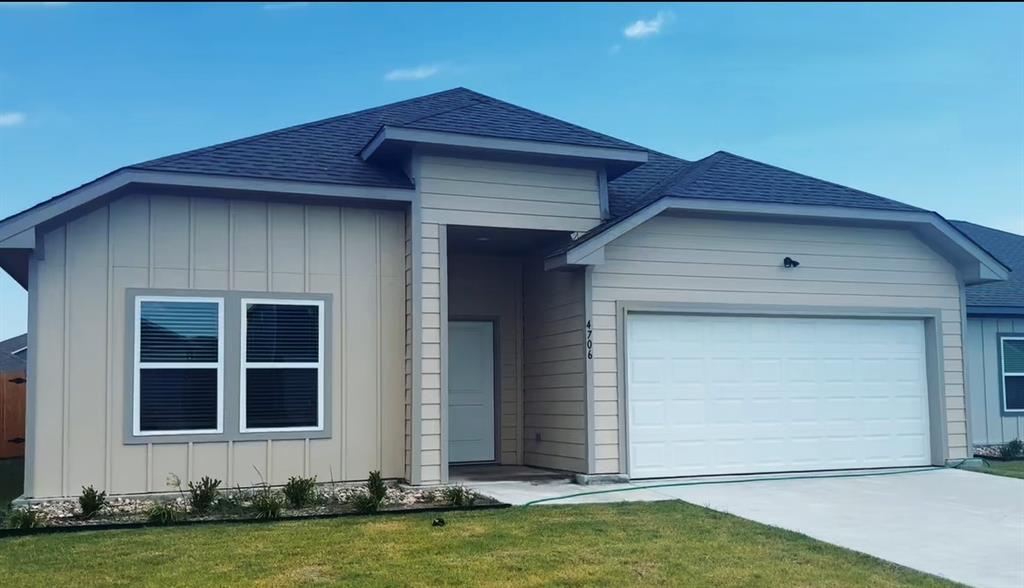 a view of front of a house with yard