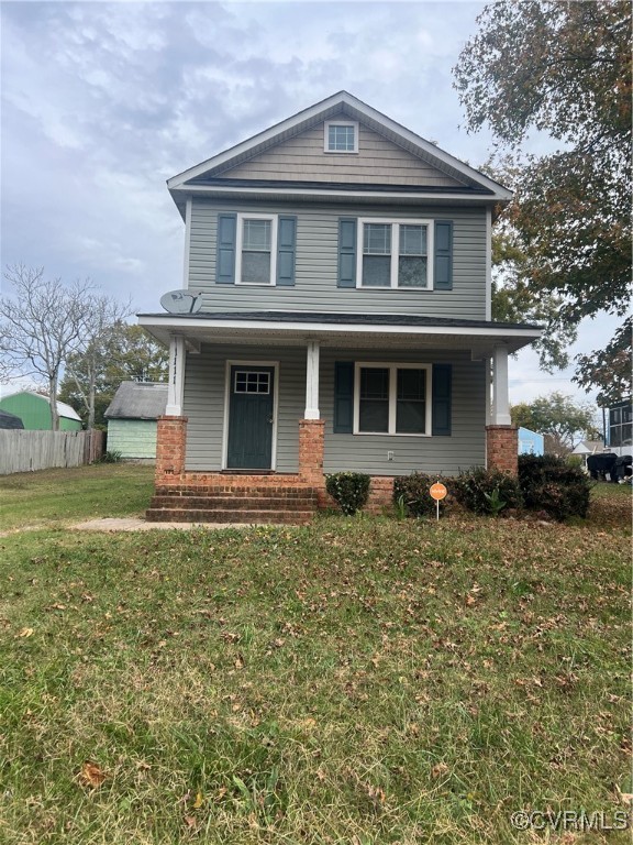 View of front of property featuring a front yard