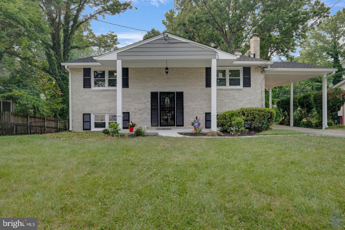 a view of a house with backyard and porch