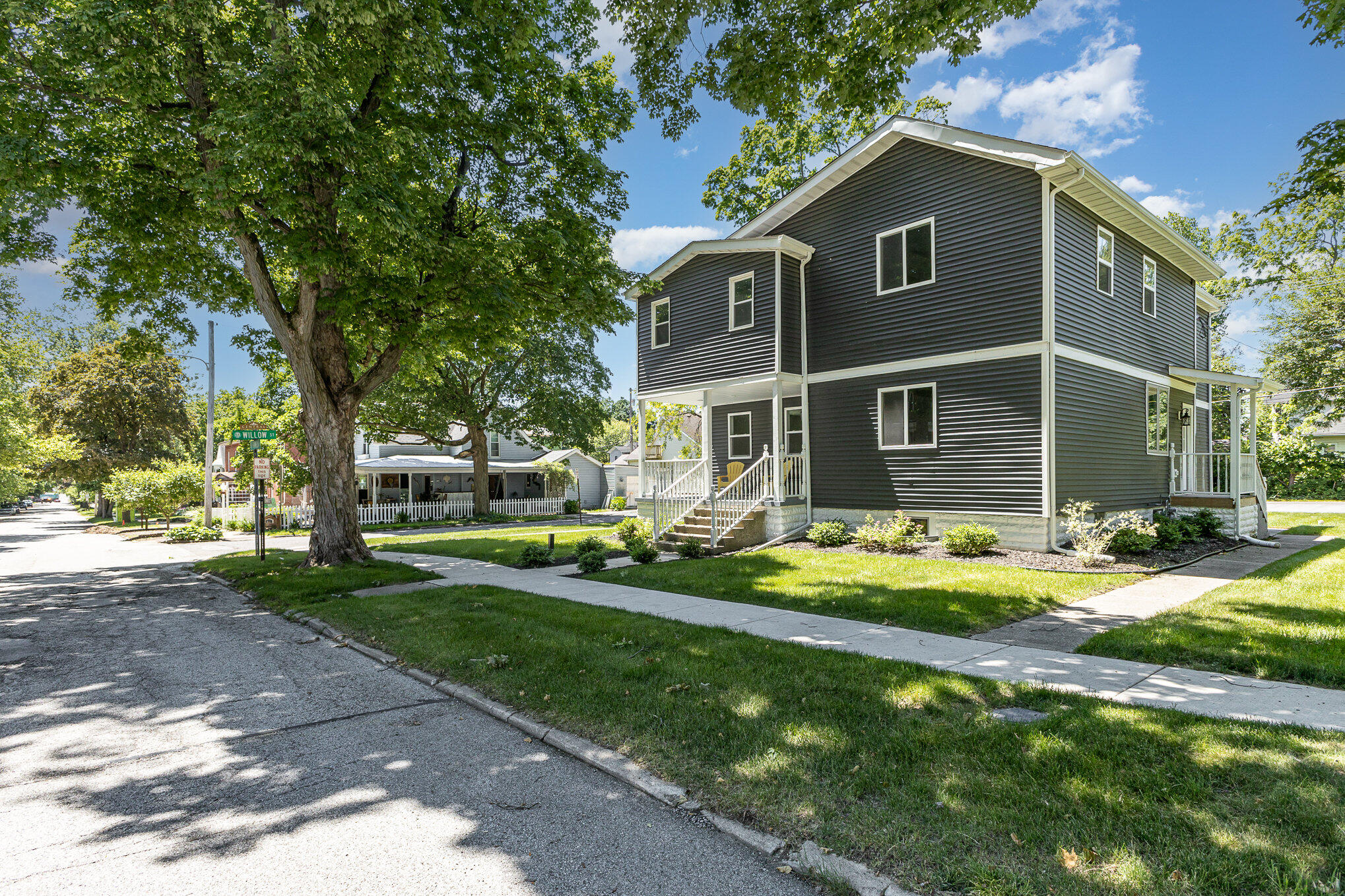 a view of a house with a yard