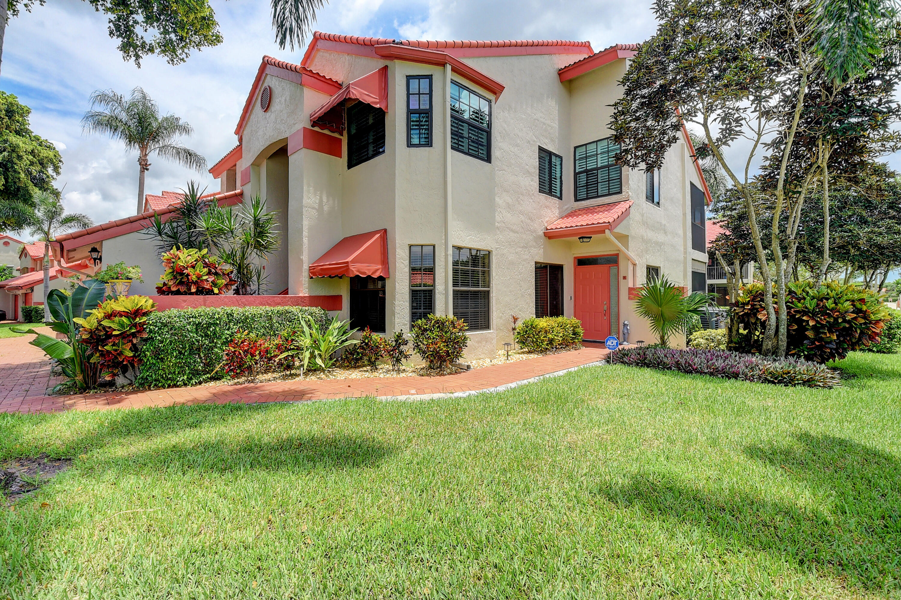 ADORABLE FIRST FLOOR CONDO