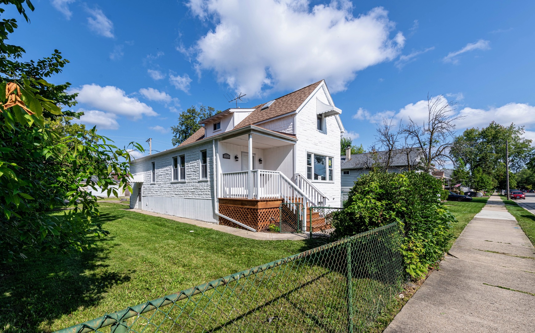 a view of a house with backyard and garden