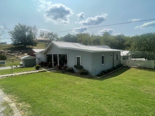 a view of a house with backyard and garden