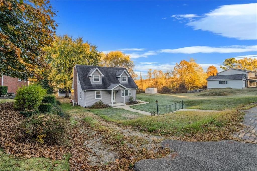 a view of a house with a yard