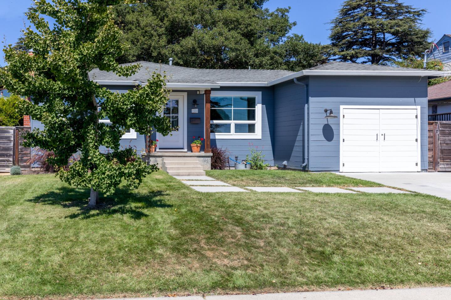 a view of a house with backyard and garden