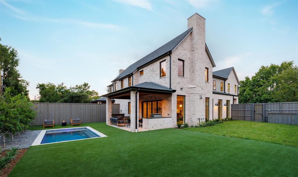 a view of backyard with house and garden