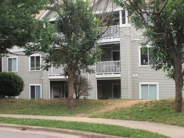 $2,400 | 1401 Collegiate Circle, Unit 104 | Lake Park Condominiums