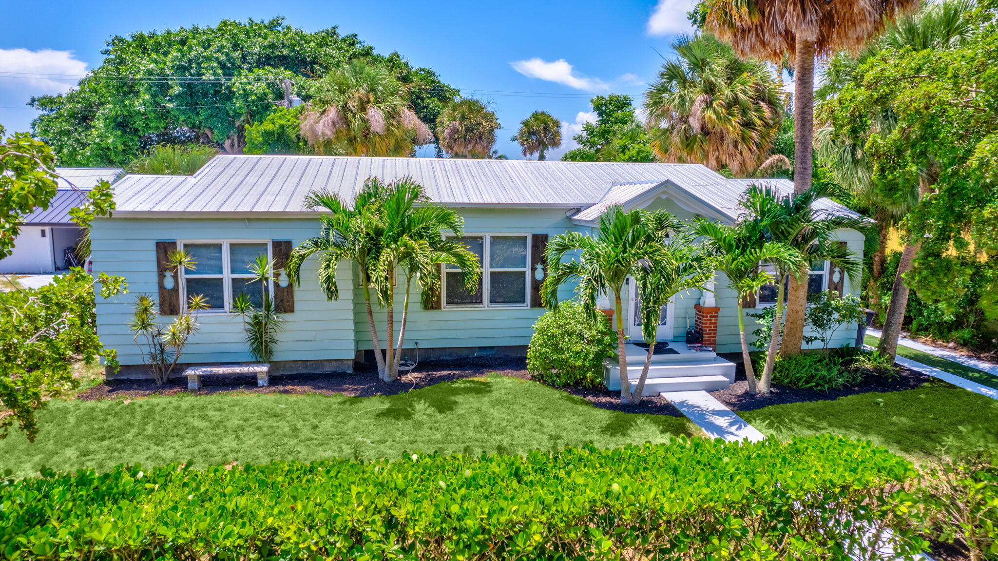 a view of a house with a backyard