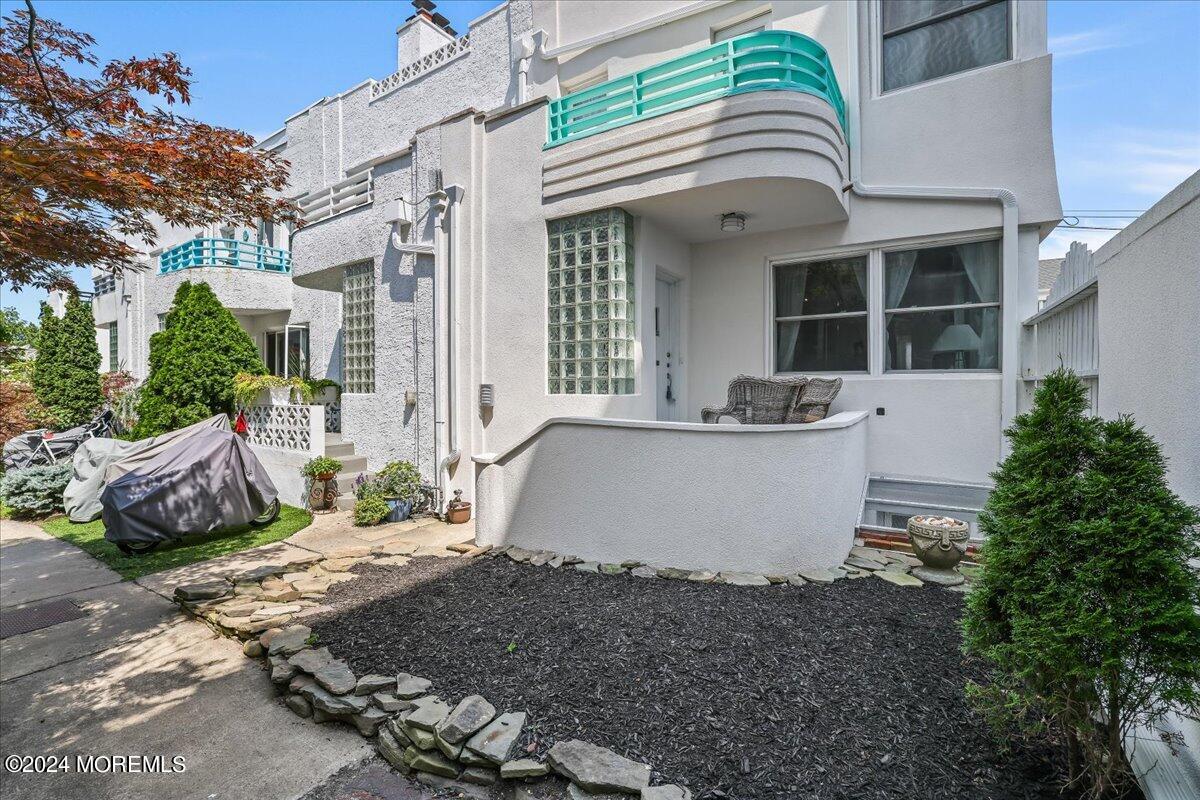 a view of a house with backyard and sitting area