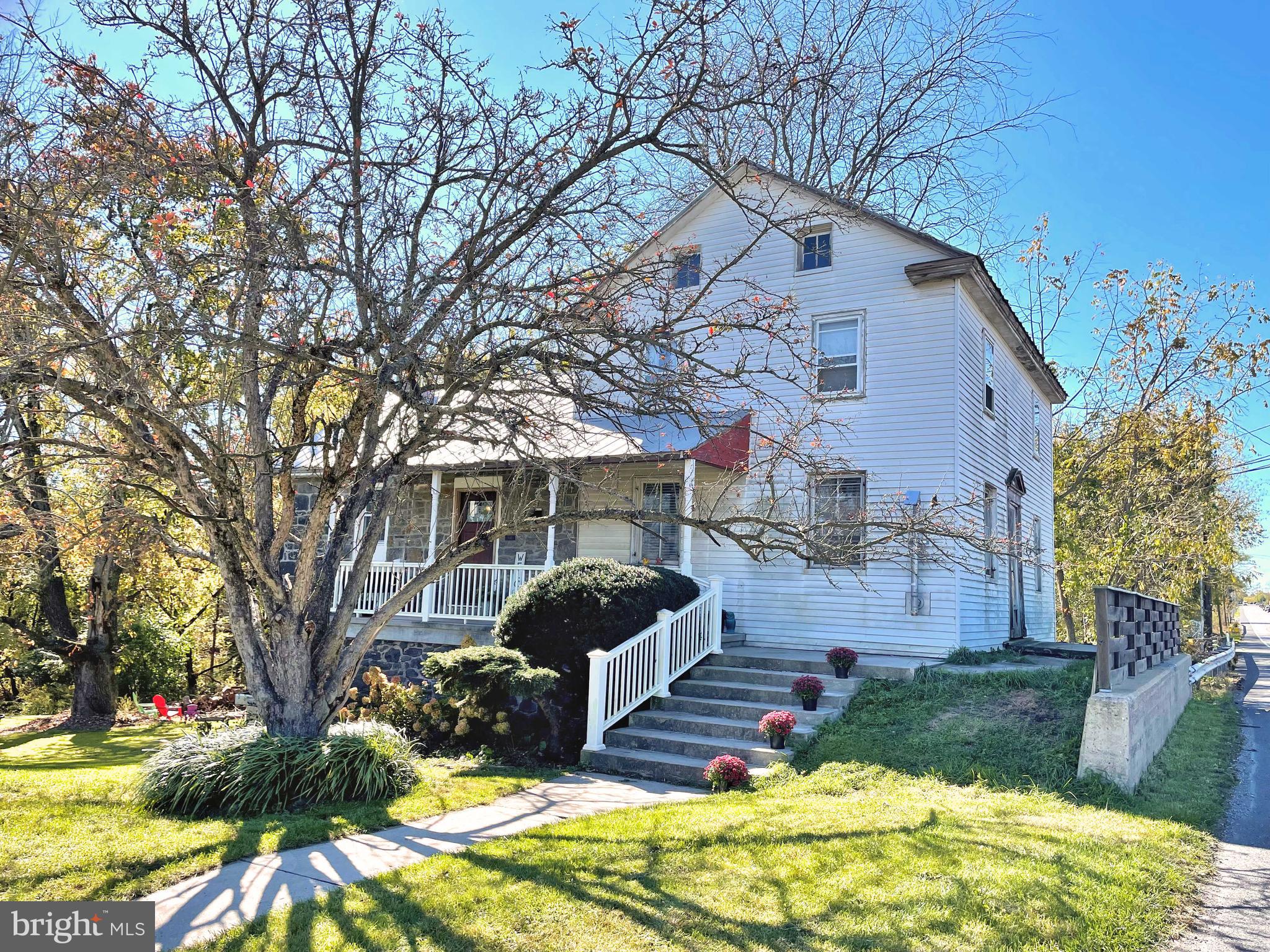 a view of a house with a yard