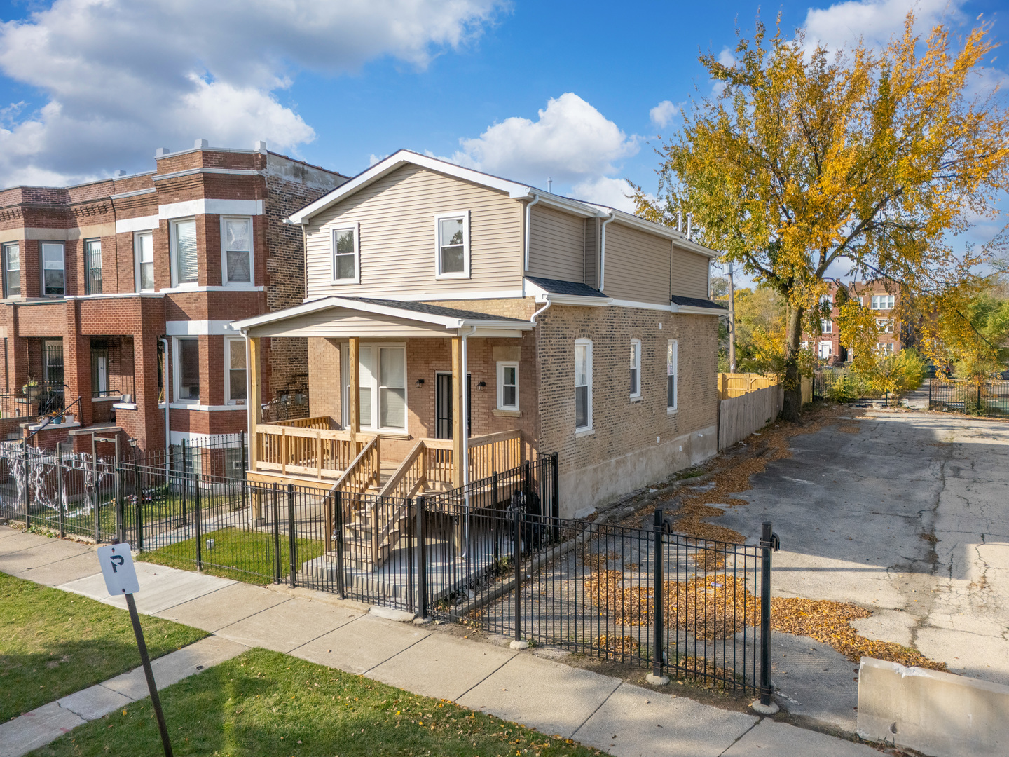 a view of a house with a yard