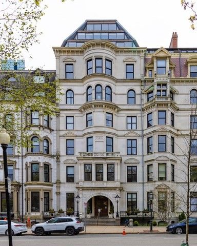 $849,000 | 160 Commonwealth Avenue, Unit 511 | Back Bay