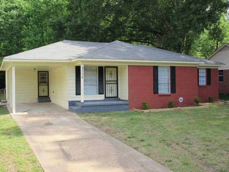 a view of a house with a backyard