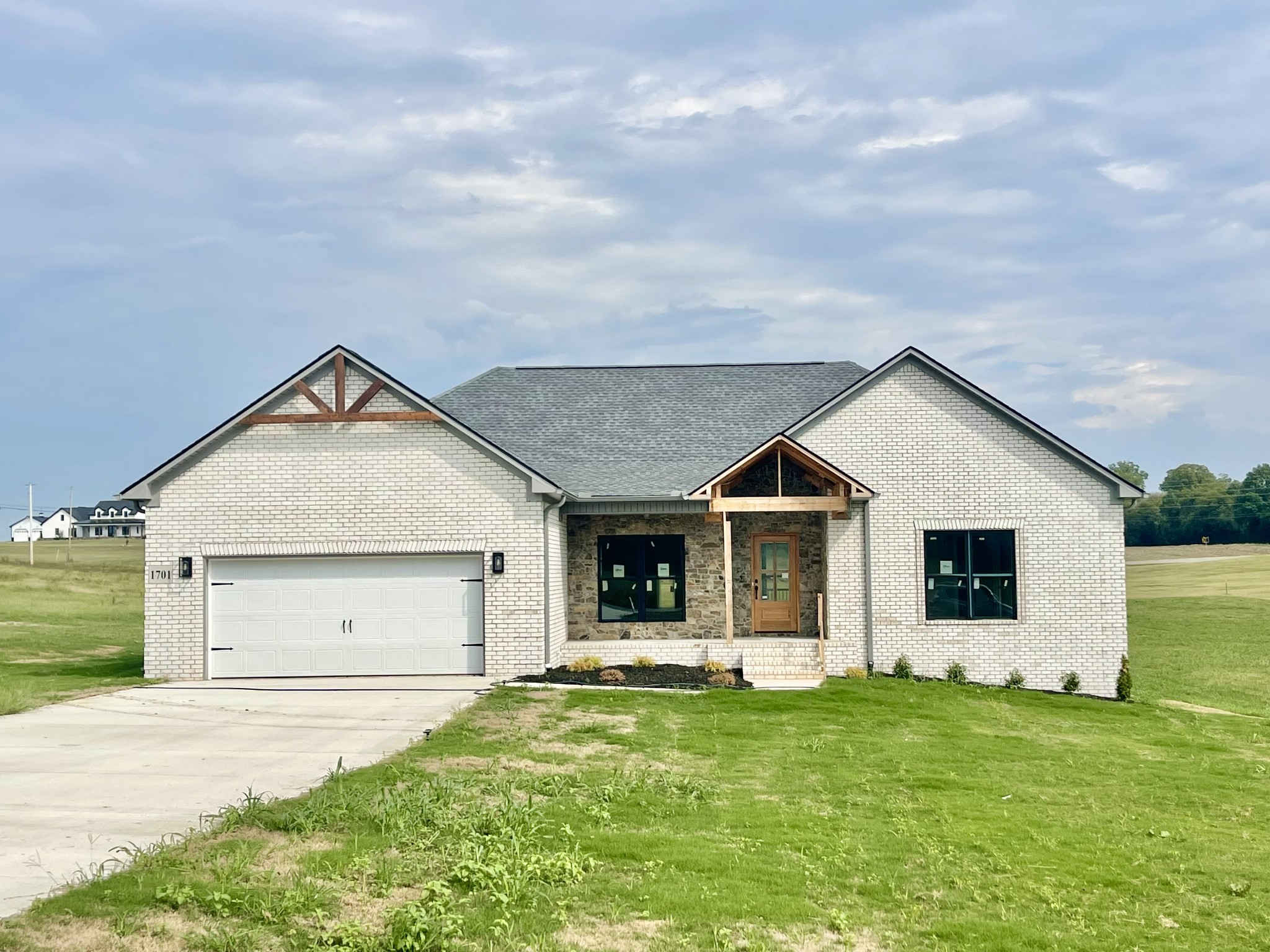 a view of a house with yard