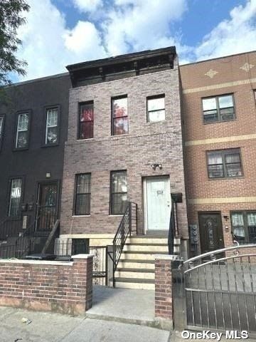 $975,000 | 254 A Saratoga Avenue | Bedford-Stuyvesant