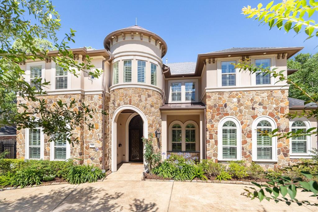 Outstanding property w/gorgeous stone & stucco façade this custom home features a carefully designed floorplan for today’s lifestyle.