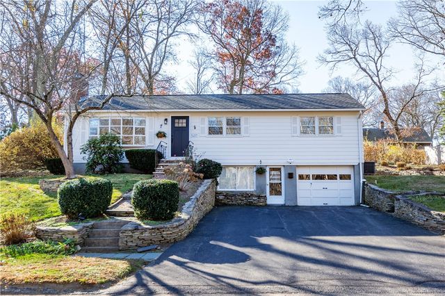 $659,900 | 136 Maplewood Drive | Meadowbrook Farms