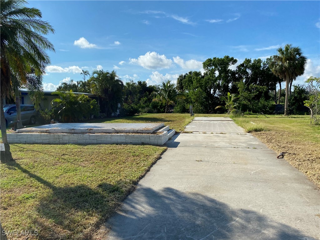 a view of a backyard