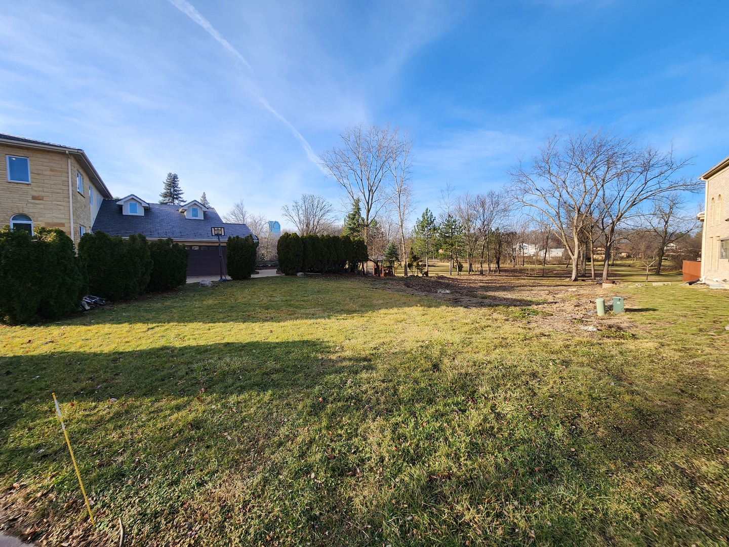 a view of a yard with a house