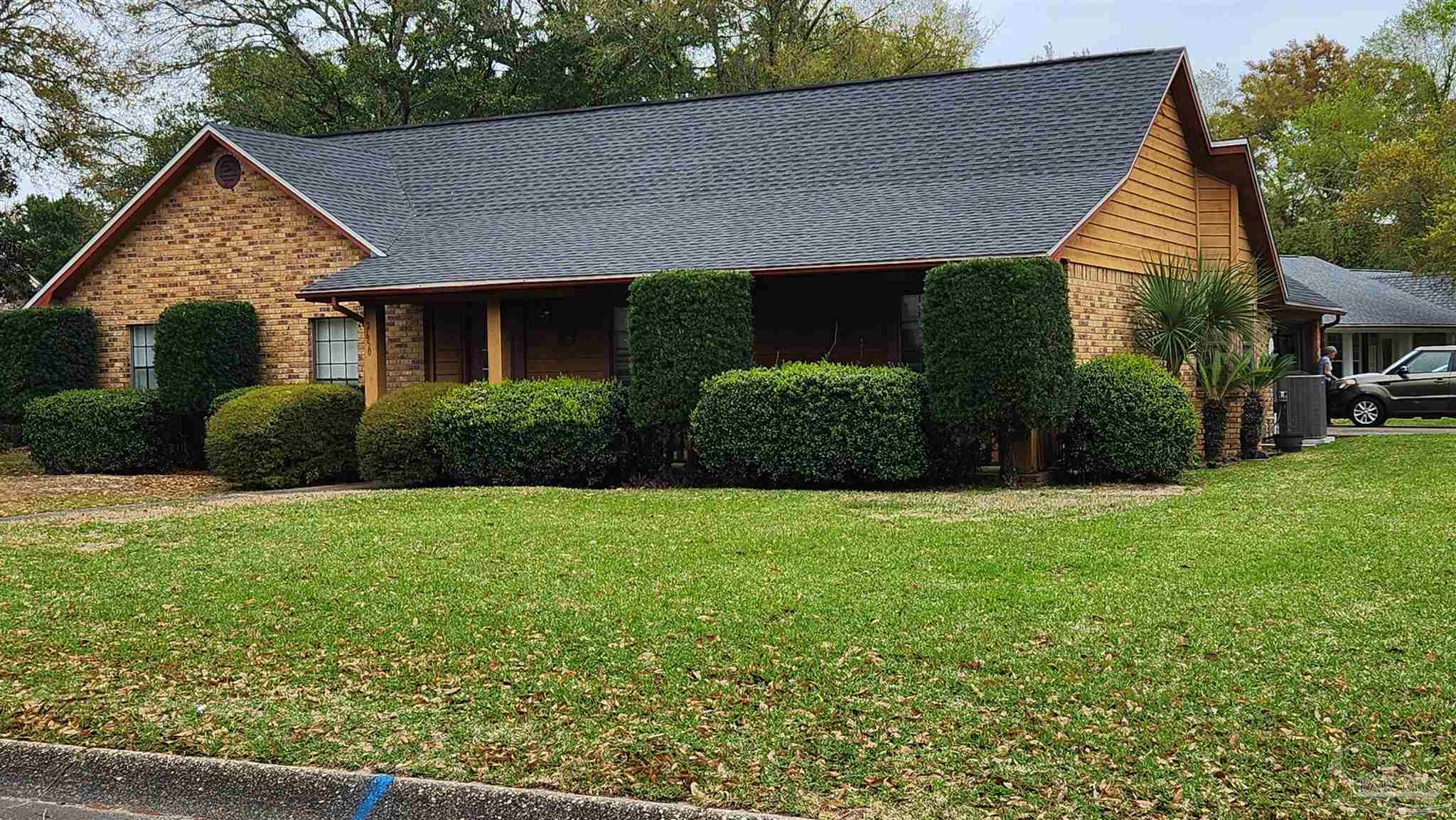 a view of a house with backyard and garden