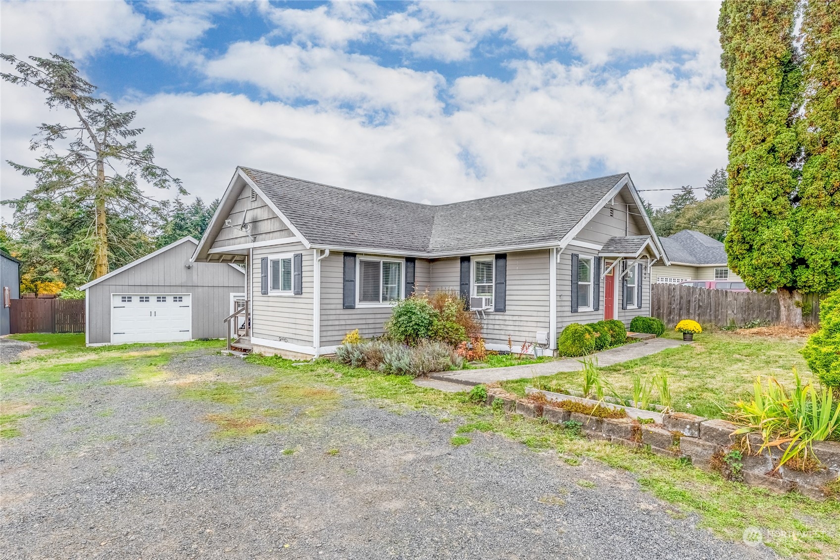 a view of a house with a yard