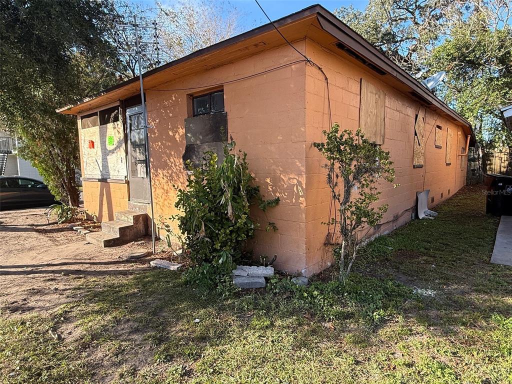 a front view of house with yard