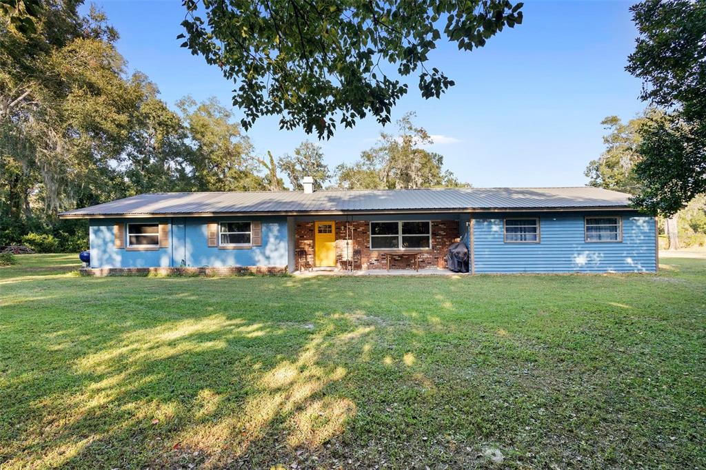 Beautiful Vibrant House on a large lot