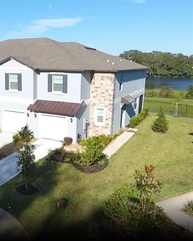 a view of a house with a yard