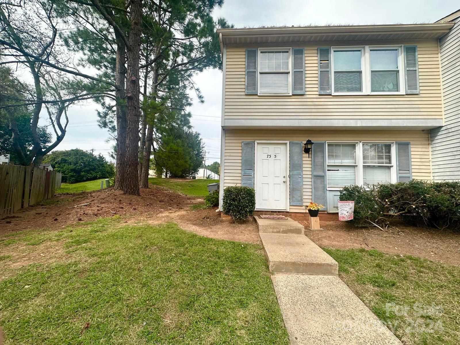 a view of a house with backyard and garden