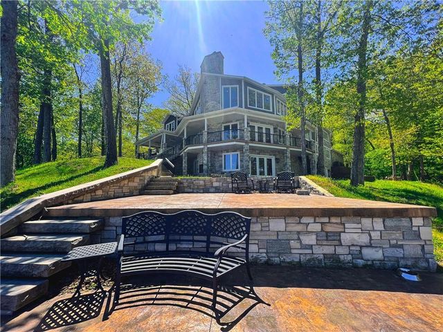 $1,500,000 | 8236 East Twin Oaks Drive | Summit Township - Effingham County