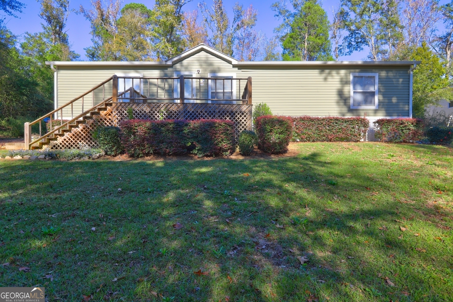 a view of a yard in front of house