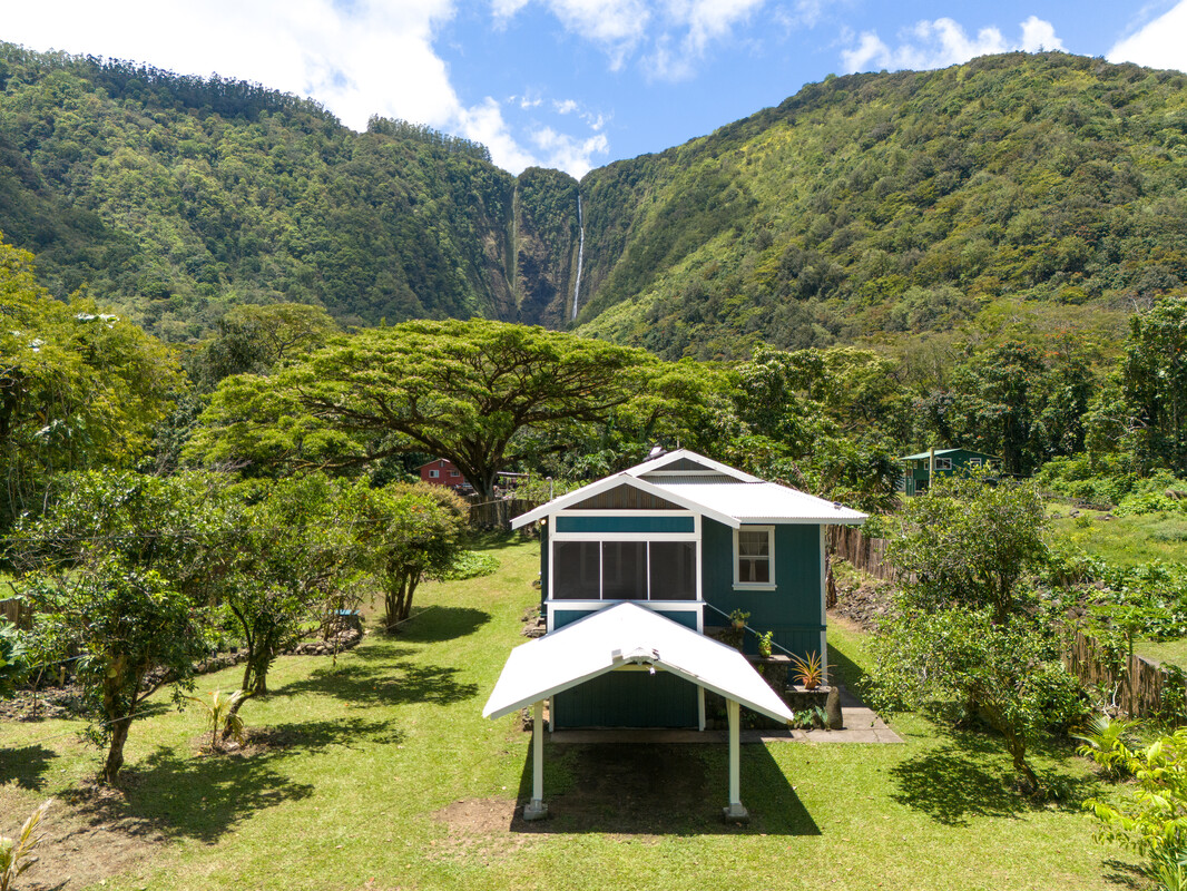 Aerial view of home with view of Hi'ilawe waterfall