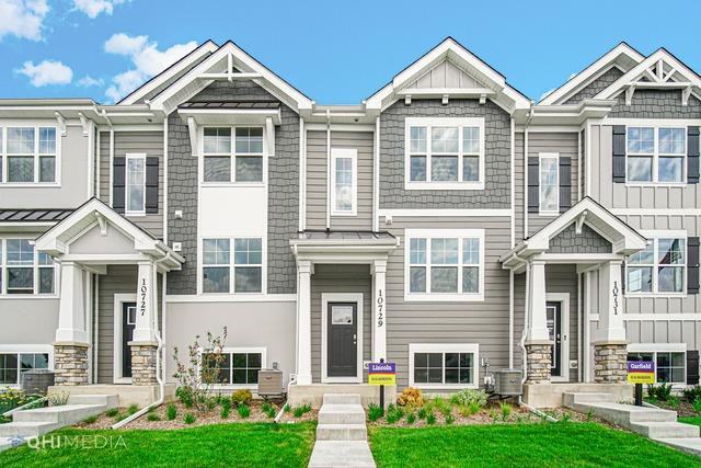 a view of a yard in front of house