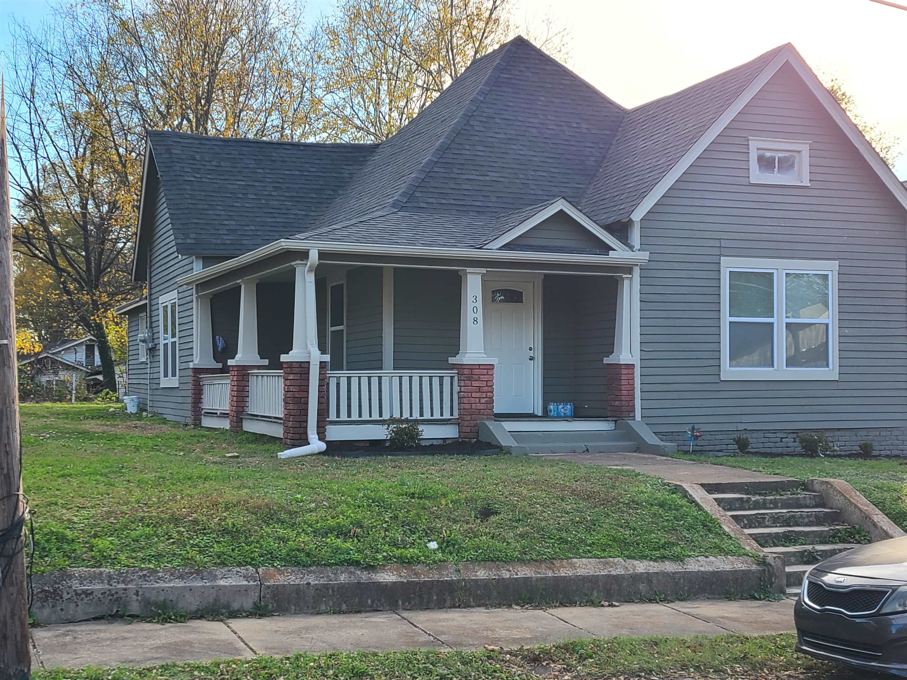 View of front facade featuring a front yard and a porch