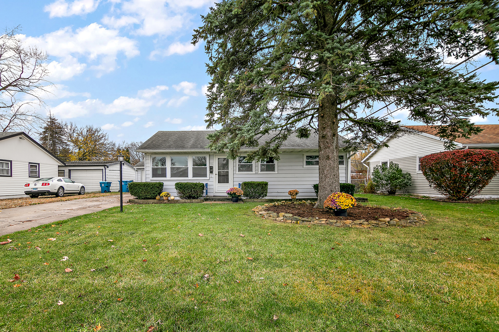 a view of a house with a yard