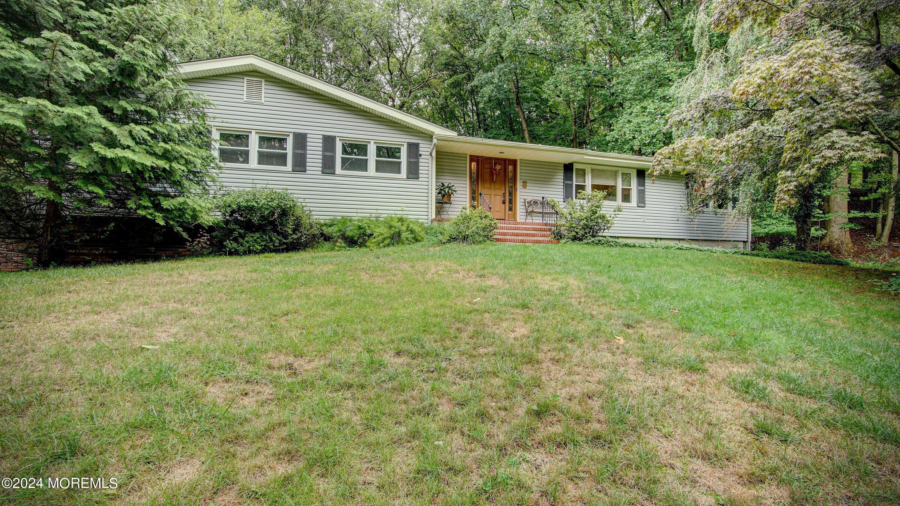 a view of a house with backyard and garden