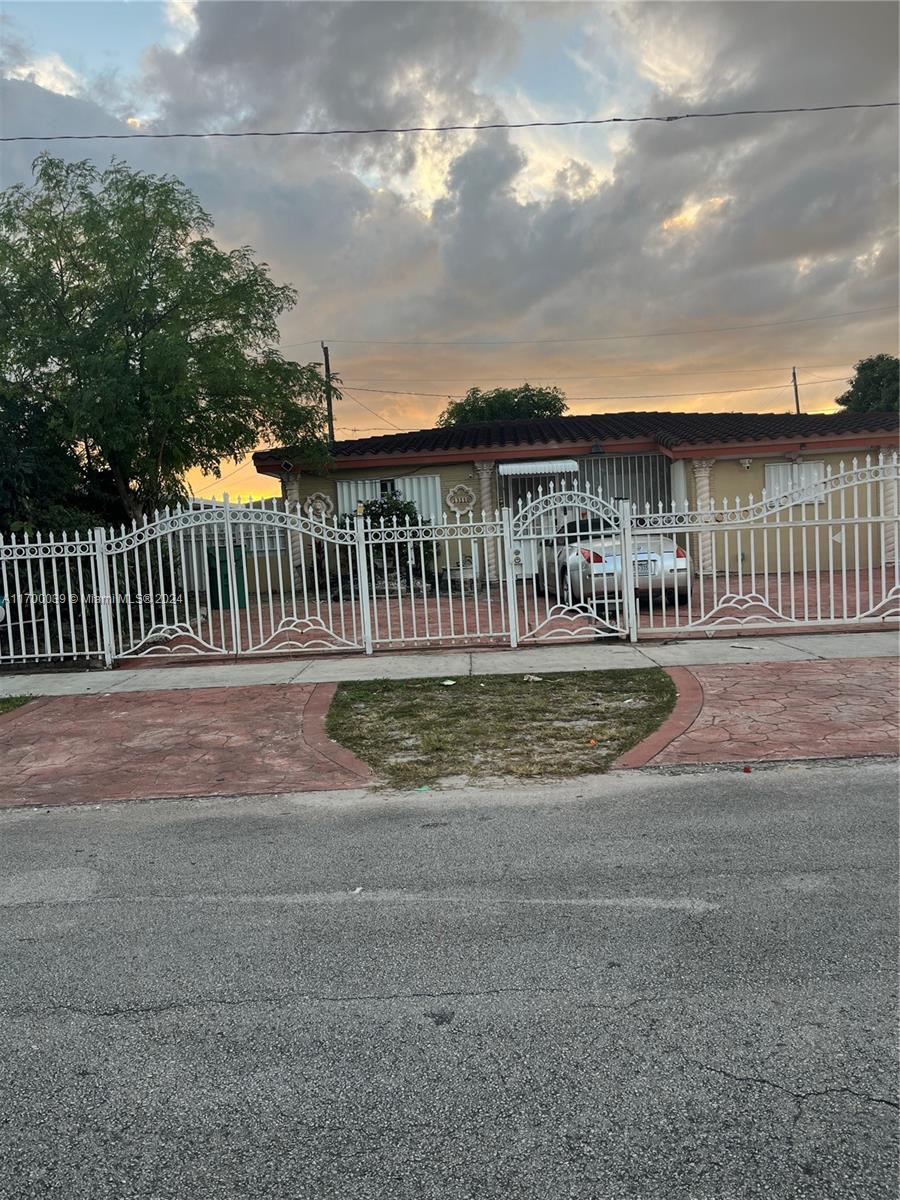 a view of a house with a yard