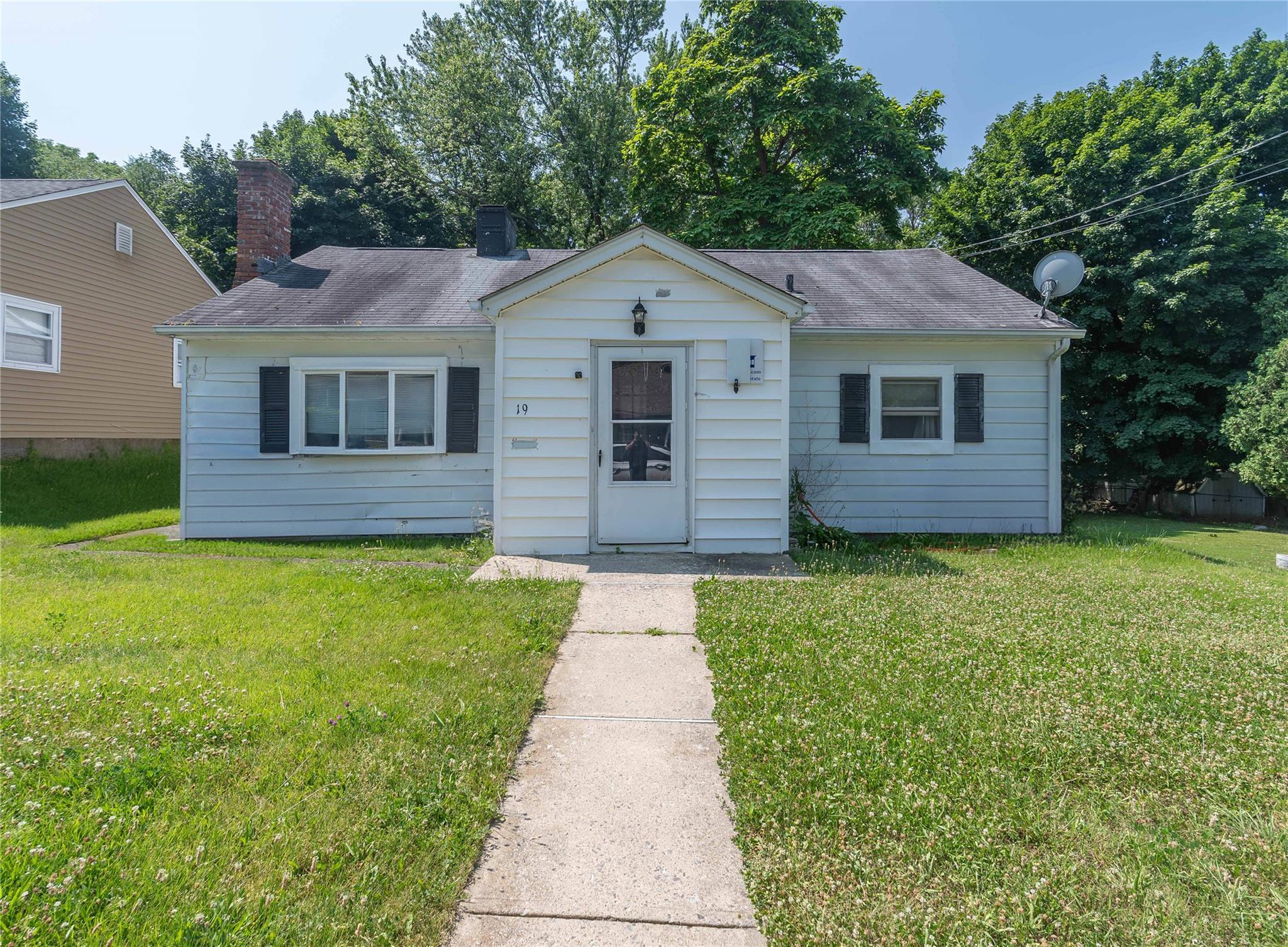 View of front of home featuring a front lawn