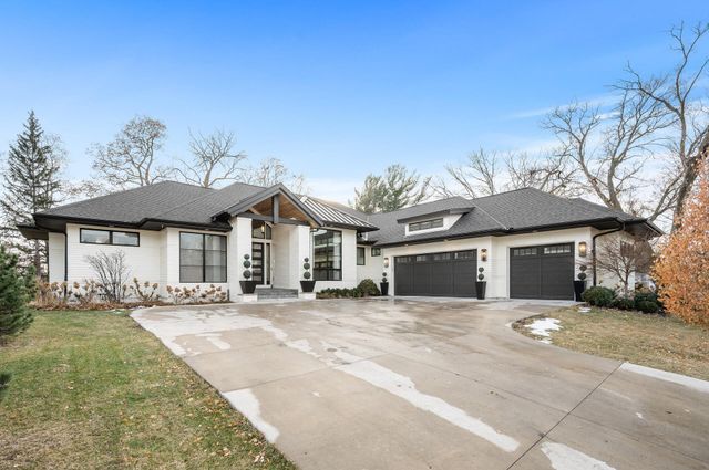 $1,900,000 | 700 Evergreen Knolls | Mendota Heights