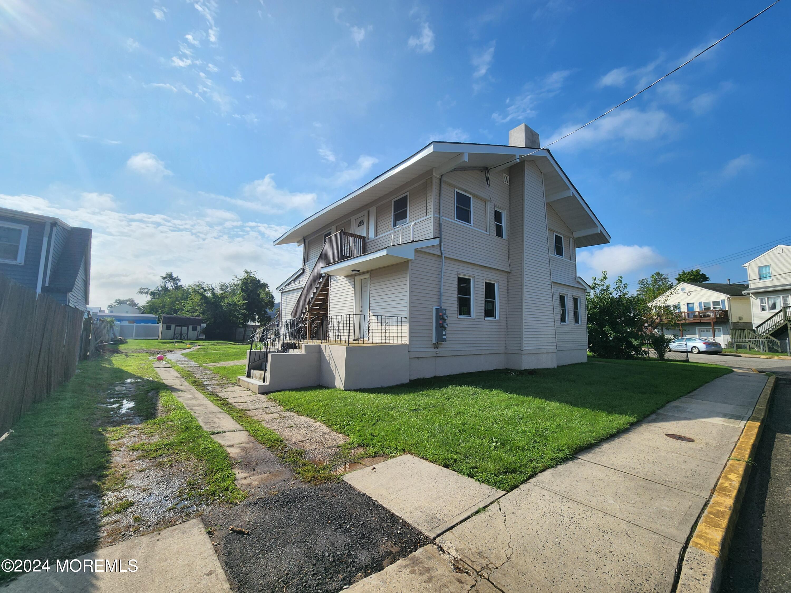 a view of a house with a yard