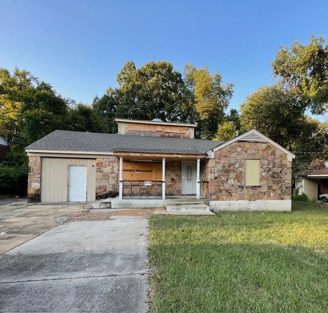 View of front of house with a front lawn